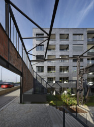 Vstup do vnitrobloku (Rezidenční bydlení vzniklo z holešovického brownfieldu; A69 architekti)