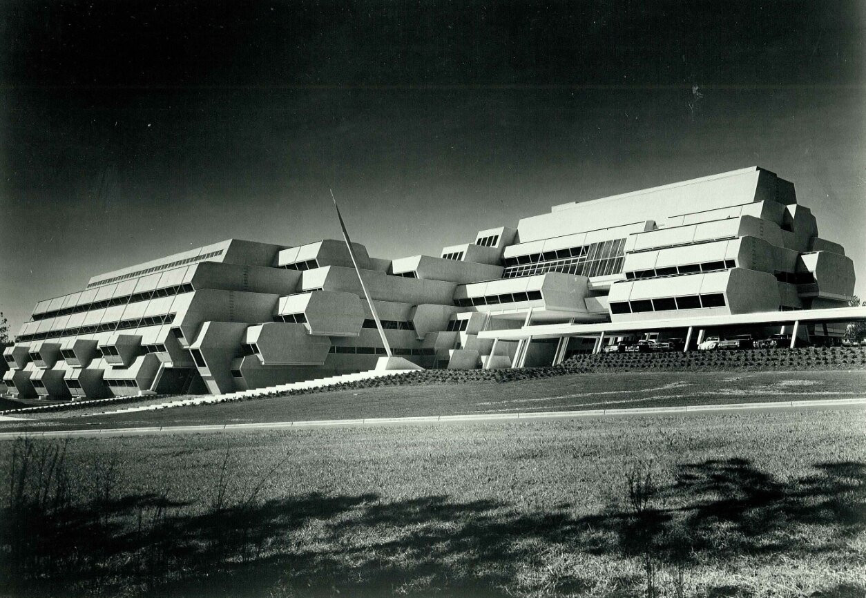 Architekt Paul Rudolph navrhl budovu jako sídlo lékařské výzkumné společnosti Burroughs Wellcome, 1969-72. Zdroj: Columbia University, Avery Architectural and Fine Arts Library, Joseph W. Molitor Photograph Collection