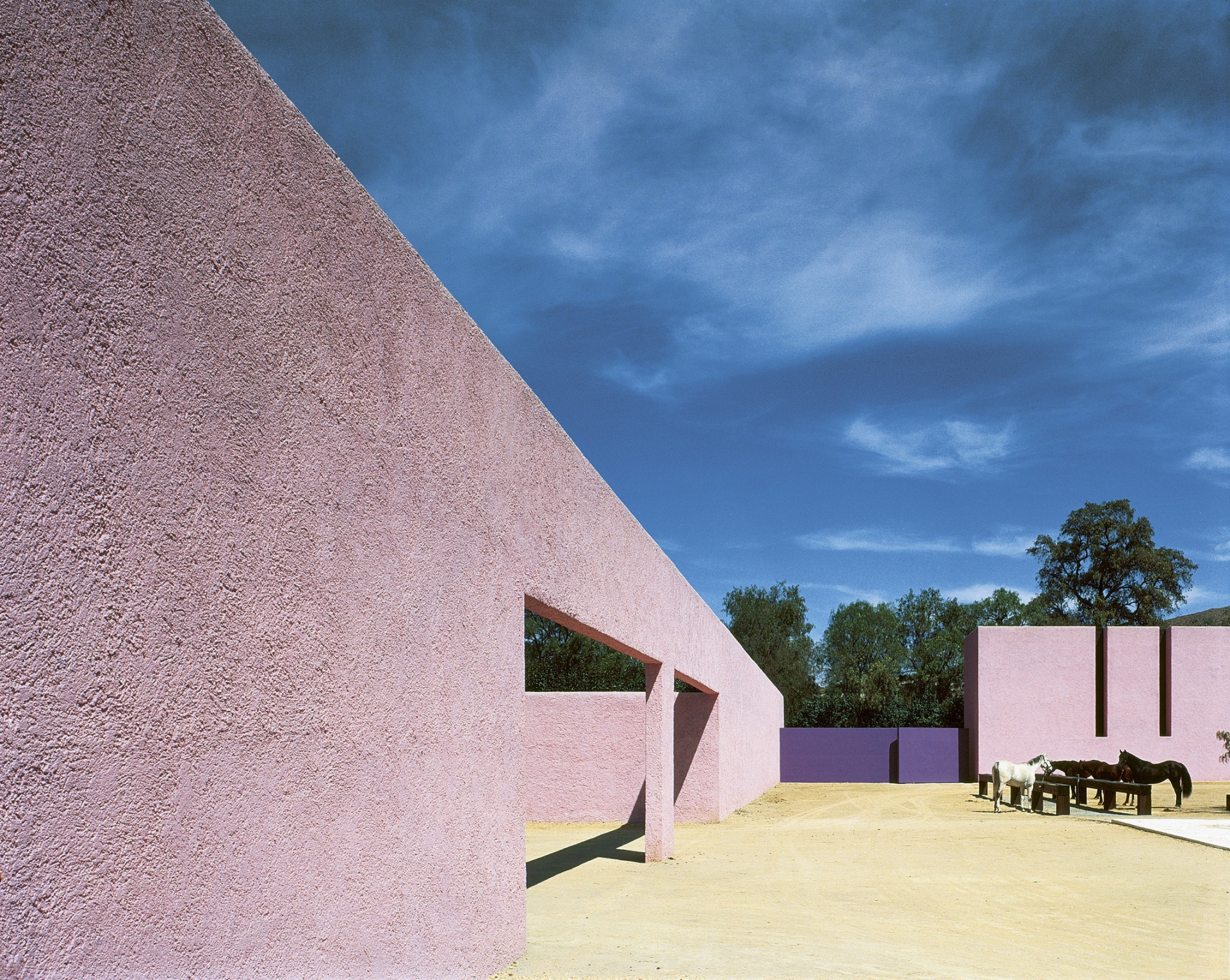 Stáje San Cristóbal Estates (1967) od Luise Barragána