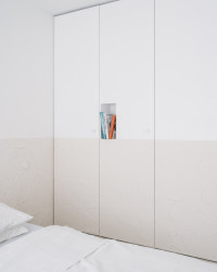 Jaromír Krobot navrhl interiér bytu, ve kterém dominují přiznané pálené cihly, beton a hrubé omítky