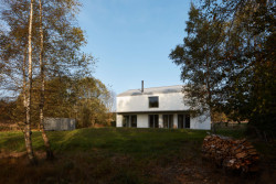 Dům u skalního města od ateliéru 2xpa. (Novostavba rodinného domu, Tisá; 2xpa)