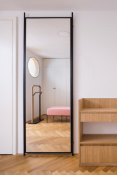 Její součástí je šatna