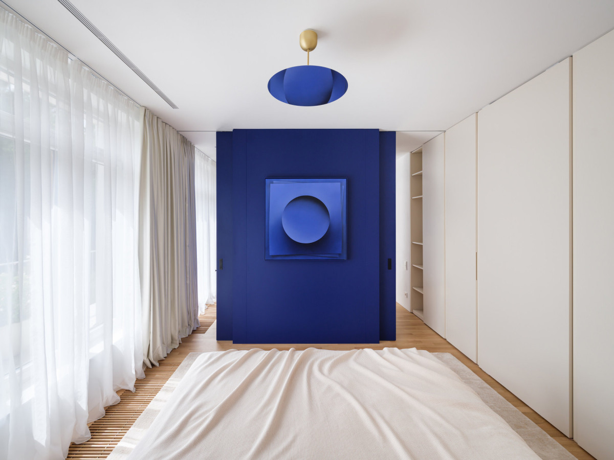Box v horním patře získal svou sytost jako barevný dozvuk tónů malby Iry Svobodové. (Mezonet na Břevnově; esté architekti)
