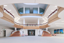 Ve vstupní hale se podařilo vytvořit věrnou repliku slavného dvojitého schodiště. (Textilia – zreknstruovaná ikona Ostravy; Master Design)