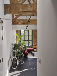 Uvnitř přádelny (Projekt Crusader Works: Přádelny v centru Manchesteru přestavěné na bydlení, studio shedkm)