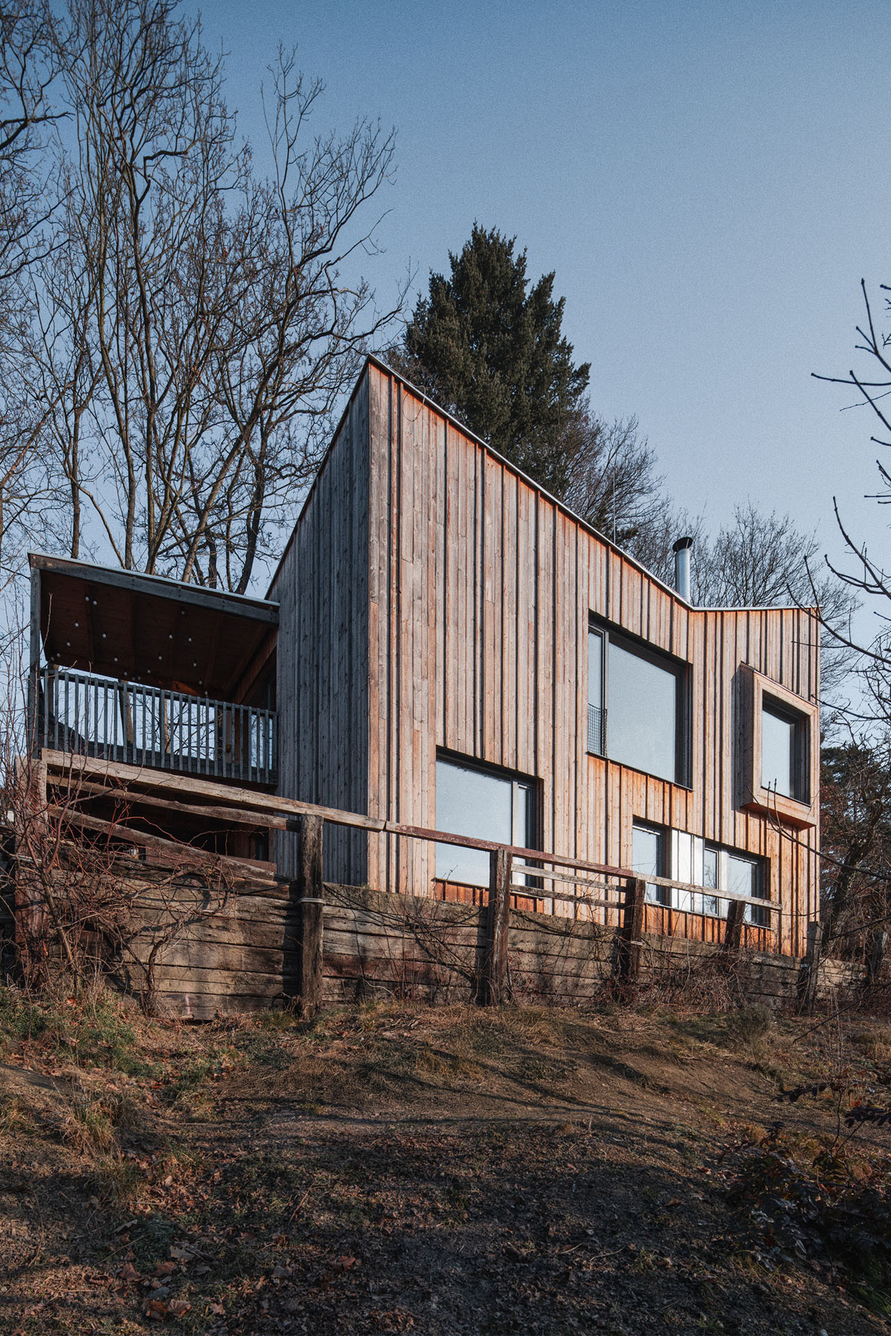 Dům si řekl o atypické řešení: obývák je v patře, dole pokoje a koupelna. (Dům Vlaštovka, Sodomka Sodomková Architekti)