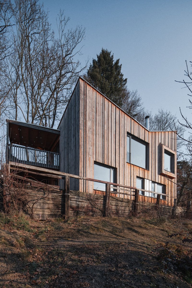 Dům si řekl o atypické řešení: obývák je v patře, dole pokoje a koupelna. (Dům Vlaštovka, Sodomka Sodomková Architekti)