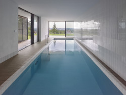 Bazén ukrytý v interiéru. (Vila zasazená do krajiny vinohradu; Atelier RAW)