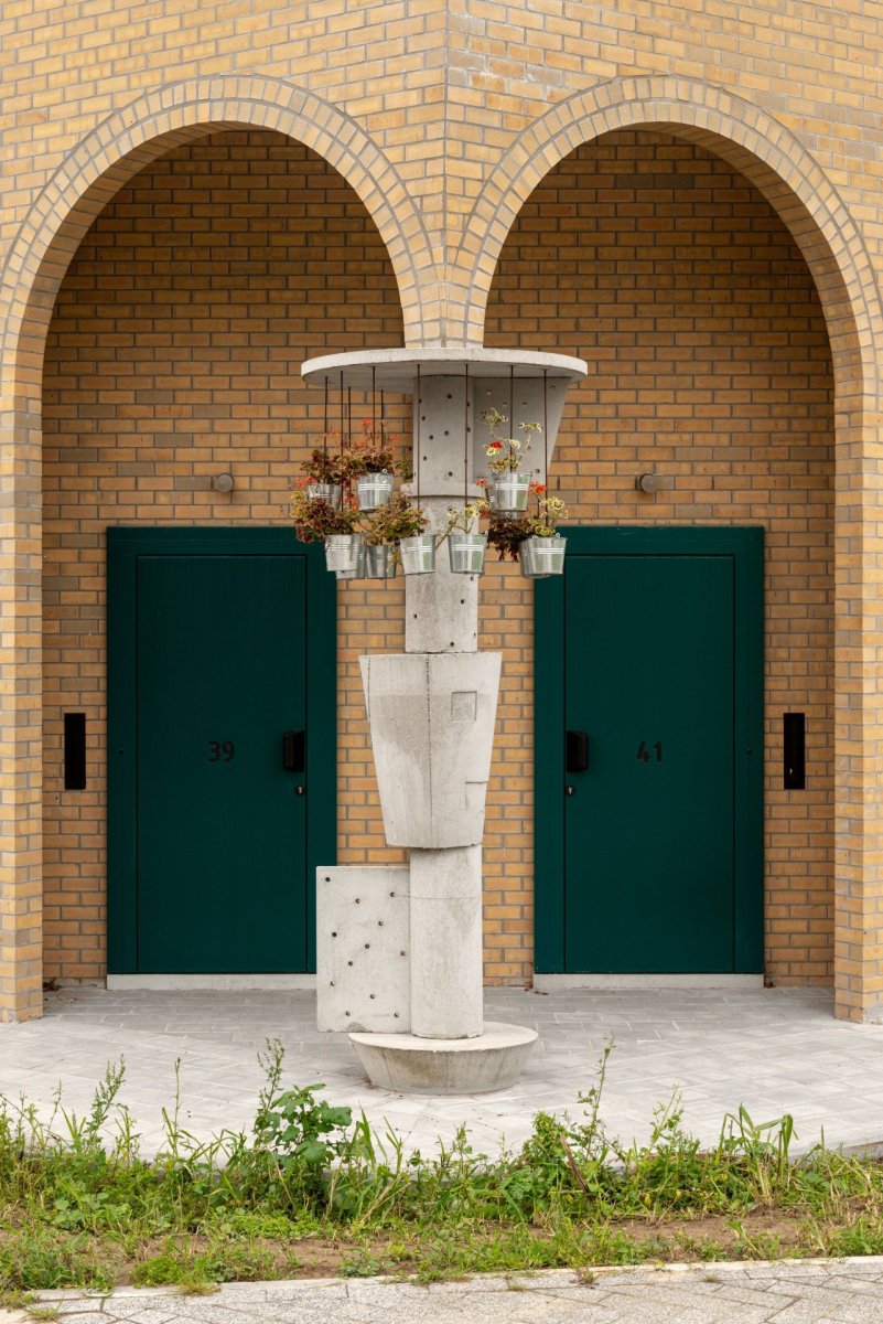 Schaerdeke Lo-Reninge, Architectenbureau Bart Dehaene, Dirk Zoete - Postmoderní estetika sloupů v sobě kombinuje motivy místní historické architektury