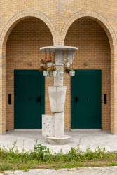 Schaerdeke Lo-Reninge, Architectenbureau Bart Dehaene, Dirk Zoete - Postmoderní estetika sloupů v sobě kombinuje motivy místní historické architektury