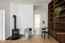 Nová dispozice respektuje kvality původního domu a reaguje na současné potřeby. (Byt Mariánska v Bratislavě, NOIZ architekti)