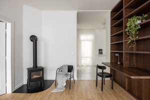 Nová dispozice respektuje kvality původního domu a reaguje na současné potřeby. (Byt Mariánska v Bratislavě, NOIZ architekti)