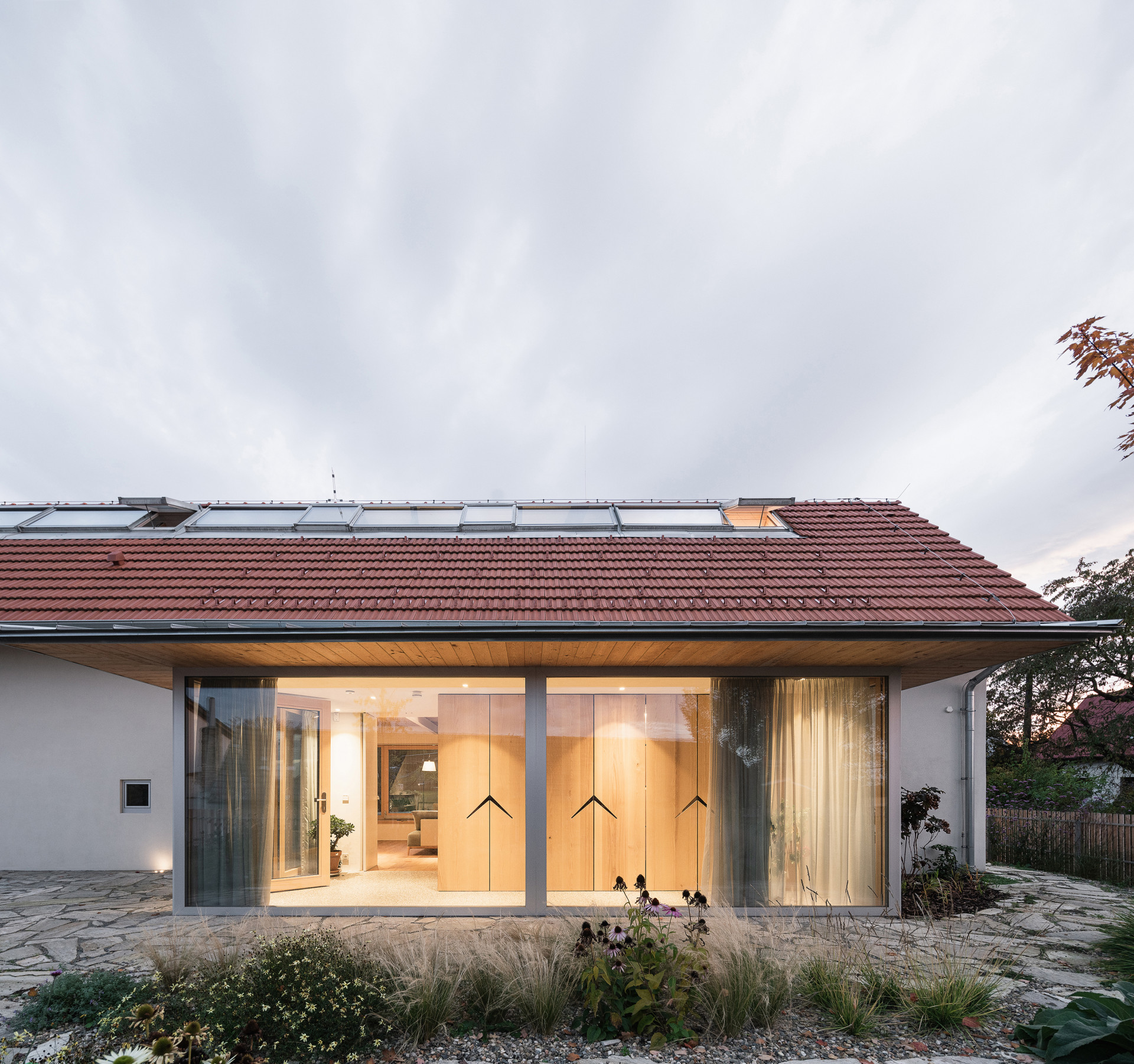 Ateliér Martin Neruda Architektura zrekonstruoval vyhořelý rodinný dům na pražské Zbraslavi