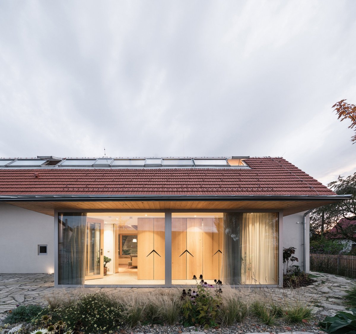 Ateliér Martin Neruda Architektura zrekonstruoval vyhořelý rodinný dům na pražské Zbraslavi