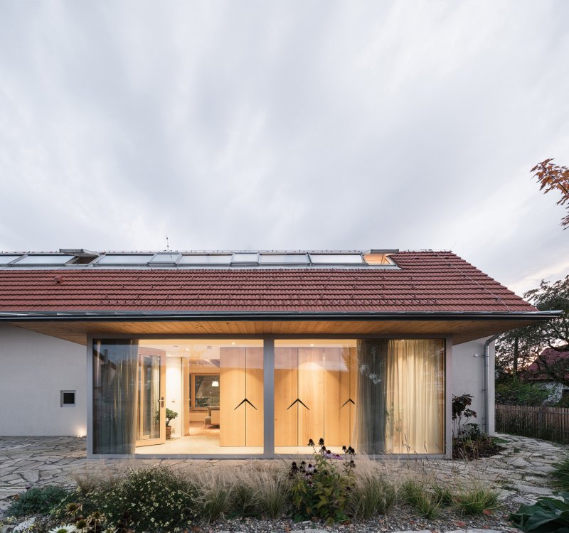 Ateliér Martin Neruda Architektura zrekonstruoval vyhořelý rodinný dům na pražské Zbraslavi