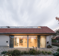 Ateliér Martin Neruda Architektura zrekonstruoval vyhořelý rodinný dům na pražské Zbraslavi