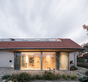Ateliér Martin Neruda Architektura zrekonstruoval vyhořelý rodinný dům na pražské Zbraslavi