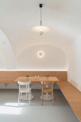 Esteticky se salonek nese ve stejném duchu jako zbytek restaurace (Interiér restaurace Blatenský dvůr, Dominik Cvrček)