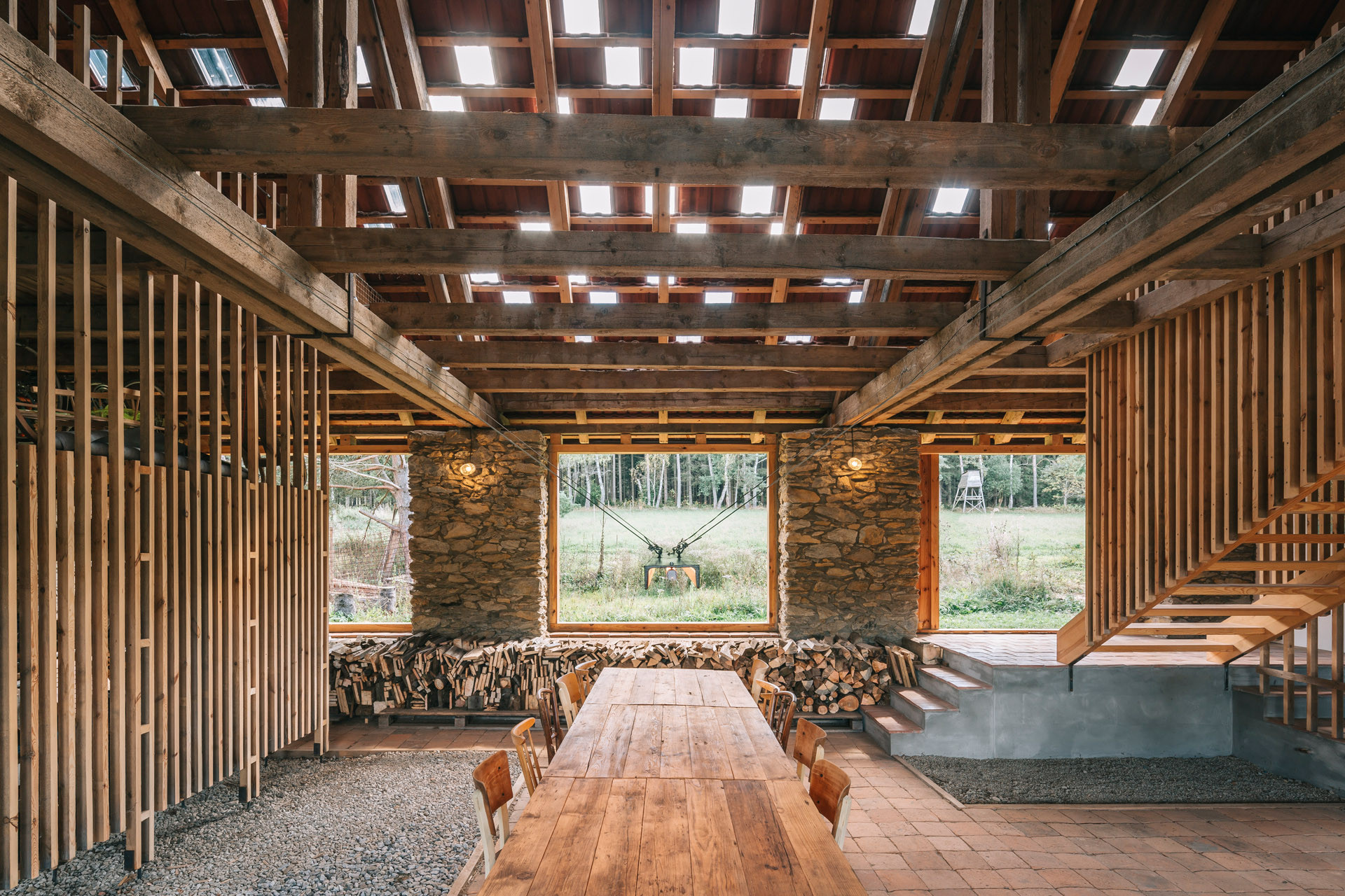 Rekonstrukce stodoly v Pošumaví, BYRÓ architekti: V interiéru se nacházejí pouze surové materiály – kameny, dřevo, cihly