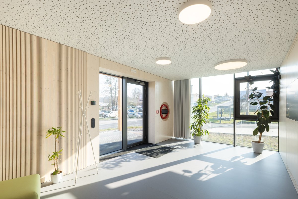 Větší modul přináší výrazně lepší práci s vnitřní dispozicí (Bytový dům od KOMA MODULAR)