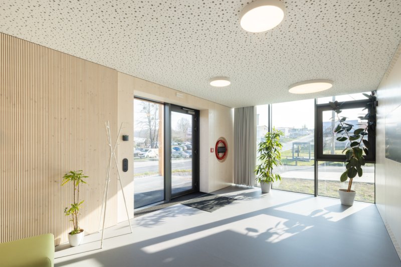 Větší modul přináší výrazně lepší práci s vnitřní dispozicí (Bytový dům od KOMA MODULAR)