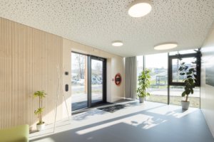 Větší modul přináší výrazně lepší práci s vnitřní dispozicí (Bytový dům od KOMA MODULAR)