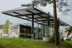 Skleněnou zadní stěnou jsou vidět městské sady. (Zastávka ve Frýdku-Místku, KLAR)