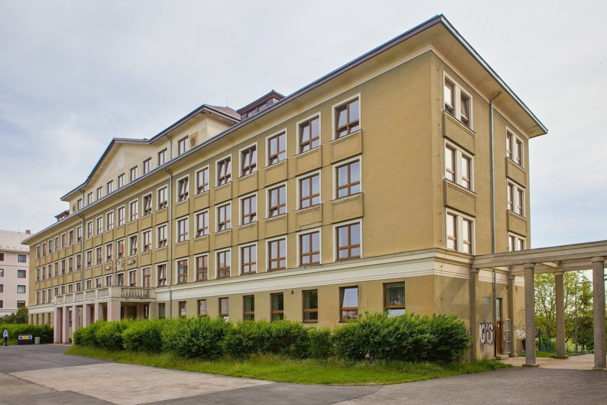 Budova Střední průmyslové školy stavební a Obchodní akademie na Kladně