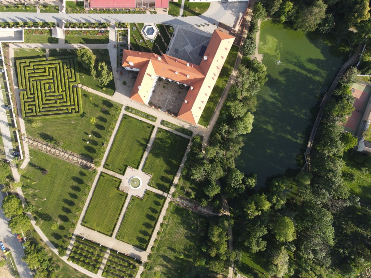 V průběhu rekonstrukce byly zachovány a opraveny všechny původní stavby, zbourán byl pouze jeden seník