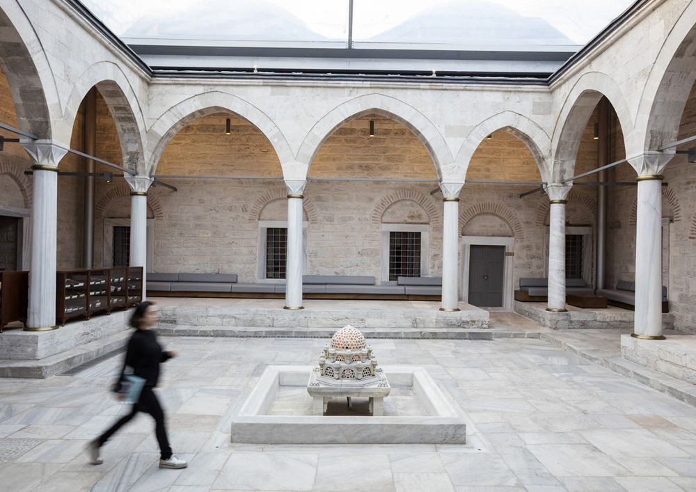 Tabanlioglu Architects, knihovna Beyazit v Istanbulu - dvůr, foto