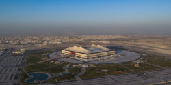 Stejní architekti stojí také za návrhem stadion Al Bayt, který hostil zahajovací utkání turnaje mezi Katarem a Ekvádorem. S kapacitou 60 000 diváků jde o druhé největší sportoviště Kataru.