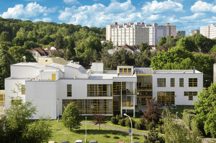 Domov důchodců v Bohnicích (1972-82) je společnou realizací Vlada Miluniće a Jana Línka - dvou postmoderních architektů, kteří po studiích na pražské technice působili v ateliéru Karla Pragera. A právě zde vznikl i bohnický domov důchodců.