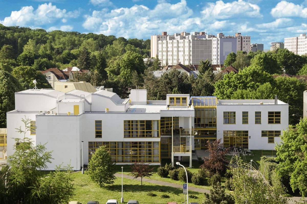 Domov důchodců v Bohnicích (1972-82) je společnou realizací Vlada Miluniće a Jana Línka - dvou postmoderních architektů, kteří po studiích na pražské technice působili v ateliéru Karla Pragera. A právě zde vznikl i bohnický domov důchodců.