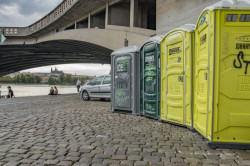 Architektura musí naplňovat všechny lidské potřeby. Bez výjimky. Nedostatek veřejných toalet v Praze je skutečně obrovský a, čas od času, pro každého citelný problém. / pražská náplavka – foto