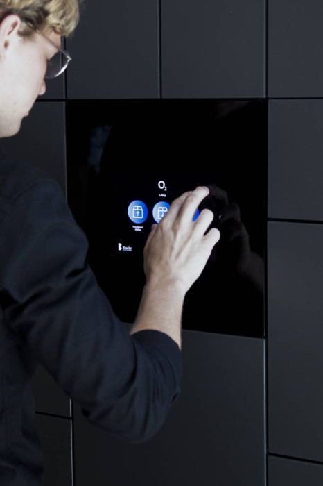 Blocks - displej zaměstnaneckých skříněk. Přístup je možný přes zaměstnaneckou kartu, MS Teams, QR kód, PIN a mnoho dalších metod.
