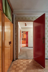 Ze schodišťové haly je přístupná ložnice.