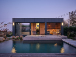 Rodinný dům a sídlo firmy Eko Modular hned vedle sebe - vše z modulů.