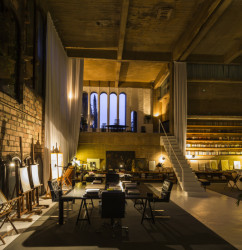 La Catedral – konferenční a výstavní sál, kde je jasně patrné měřítko a původní konstrukce cementárny