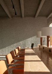 Rekonstrukce poválečné budovy na administrativní prostory od studia GOING EAST