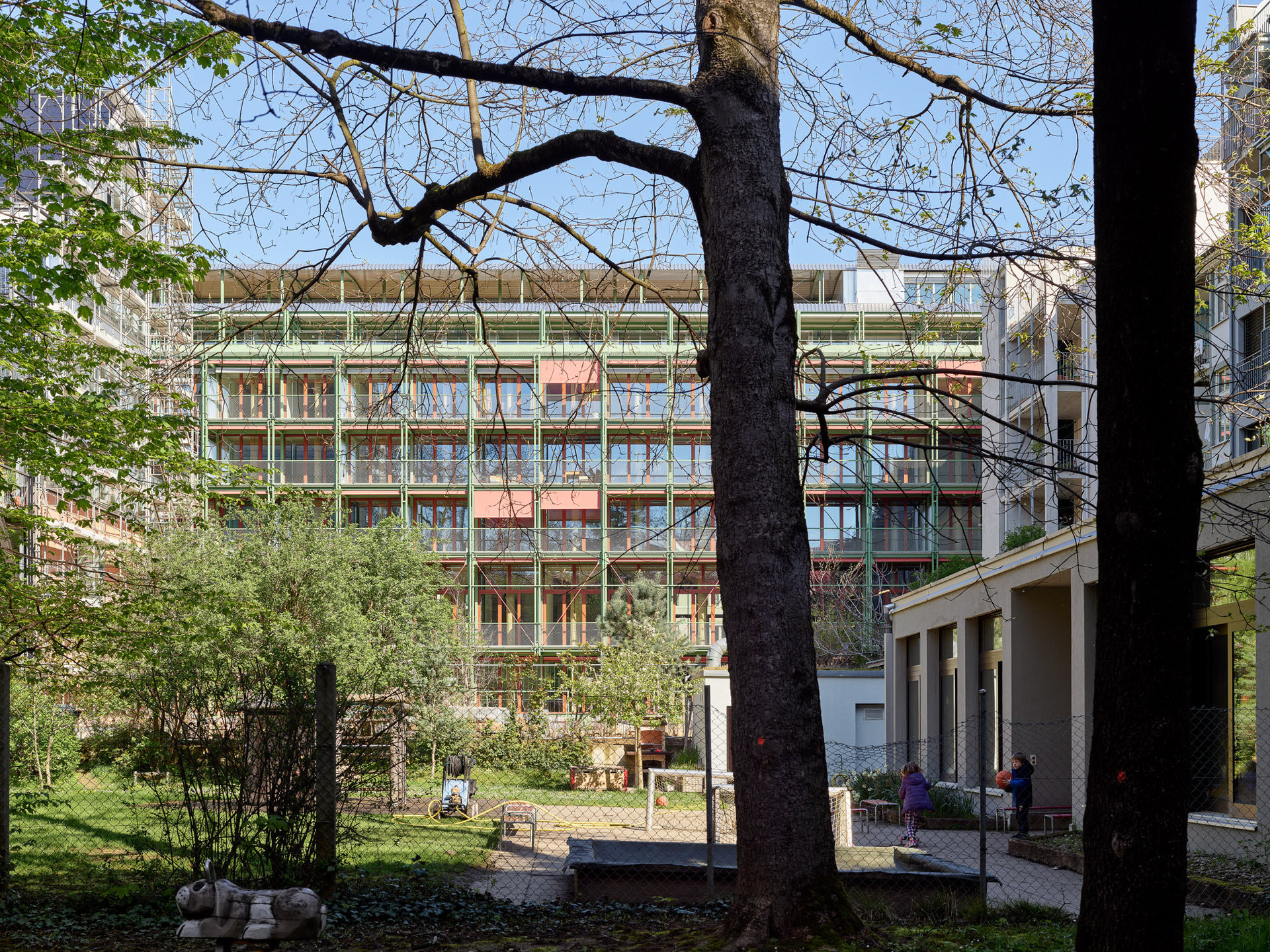 Je tam 64 bytů různých velikostí. (Konverze skladu vína na komunitní bydlení; Esch Sintzel Architekten)