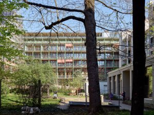 Je tam 64 bytů různých velikostí. (Konverze skladu vína na komunitní bydlení; Esch Sintzel Architekten)