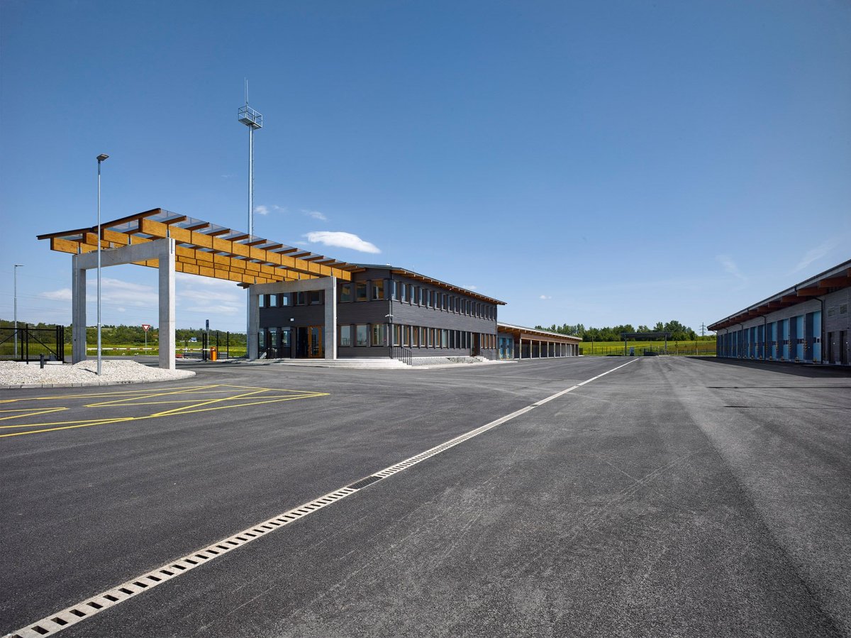 Areál tvoří několik budov obklopující manipulační dvůr pro vozidla a další techniku. - Středisko správy a údržby dálnice, Přerov, Pelčák a partner architekti