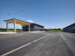 Areál tvoří několik budov obklopující manipulační dvůr pro vozidla a další techniku. - Středisko správy a údržby dálnice, Přerov, Pelčák a partner architekti