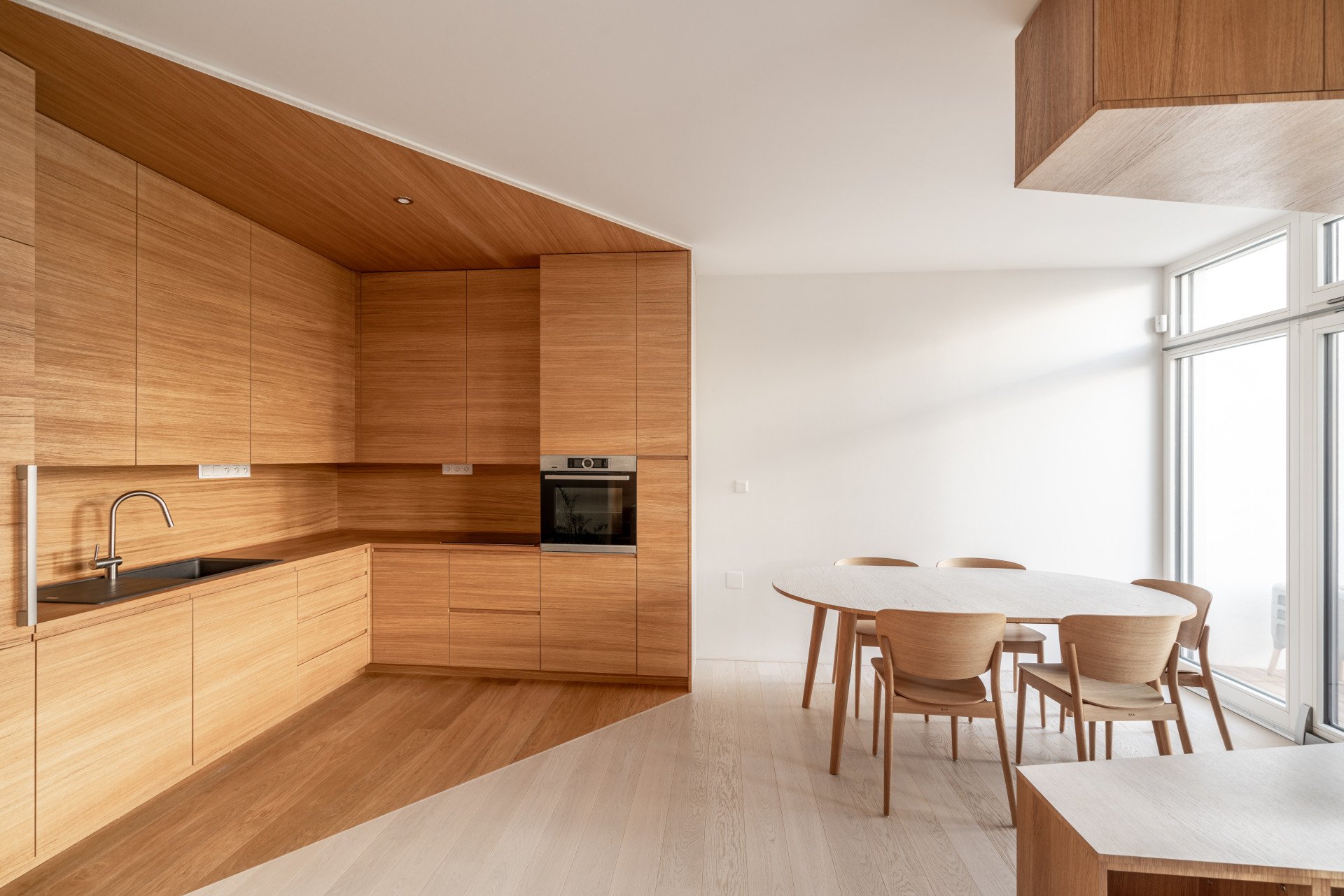 Interiér přehledně zorganizovaný a rozdělený na jednotlivé "boxy".