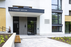 Vstup se zelenou předzahrádkou (Bytový soubor Bohdalecké kvarteto, Podlipný Sladký architekti)