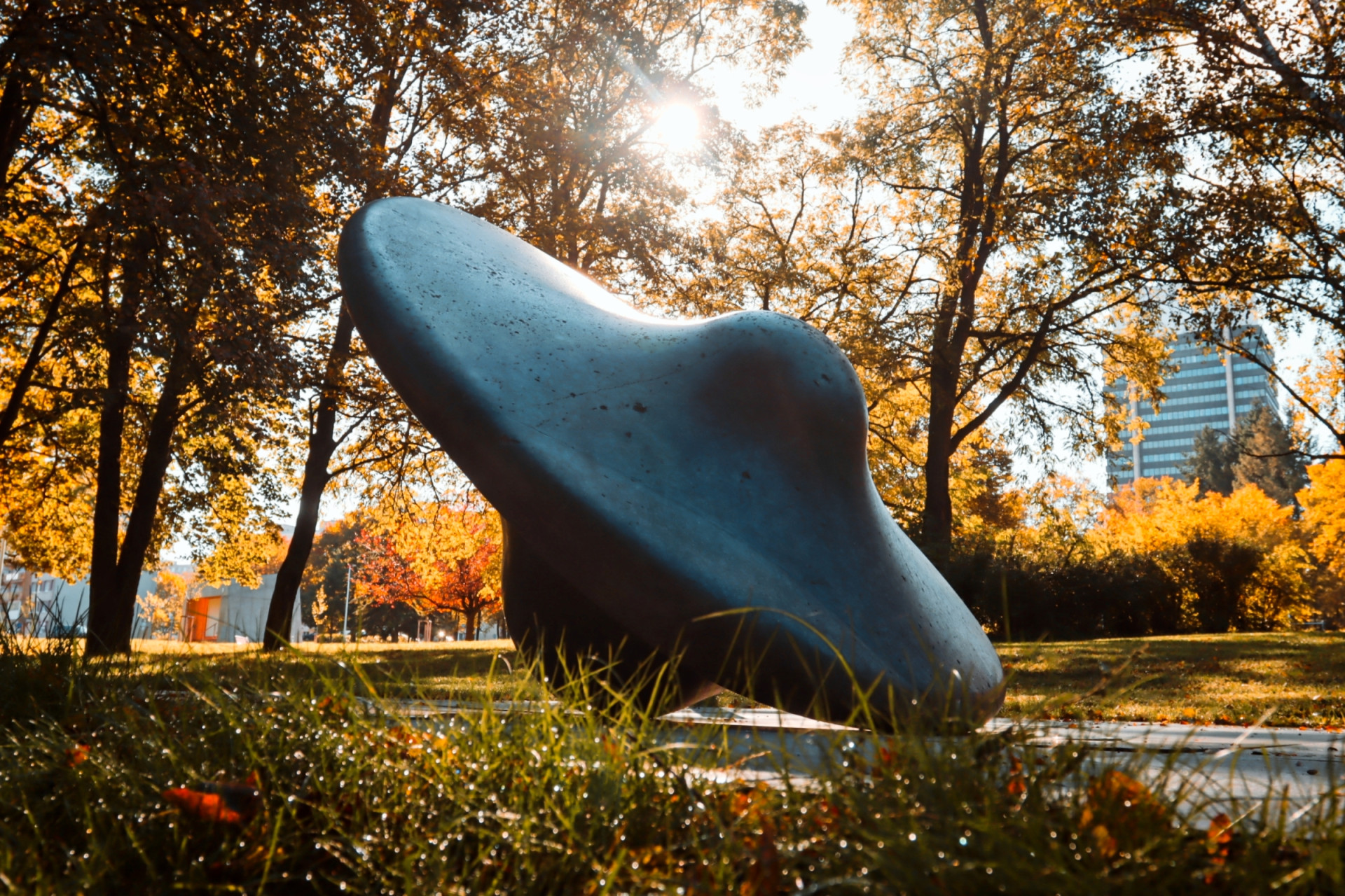 Další žula se použila na dlažbu pod sochou Biologické těleso od sochaře Josefa Klimeše, která je v parku Střed od roku 1972. (Park Střed v Mostě, Rehwaldt Landscape Architects + Atelier Hoffman)