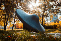 Další žula se použila na dlažbu pod sochou Biologické těleso od sochaře Josefa Klimeše, která je v parku Střed od roku 1972. (Park Střed v Mostě, Rehwaldt Landscape Architects + Atelier Hoffman)