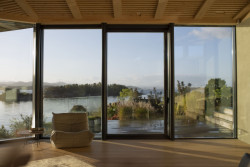 Na ostrově Finnøy vyrostl dům s výhledy na oceán. Navrhla ho architektonická kancelář Helen & Hard.