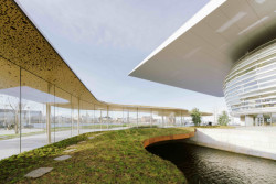 Opera Park je se sousední Královskou dánskou operou spojený mostem. Po zaparkování auta se tak dá „suchou nohou“ dojít až ke dveřím opery.