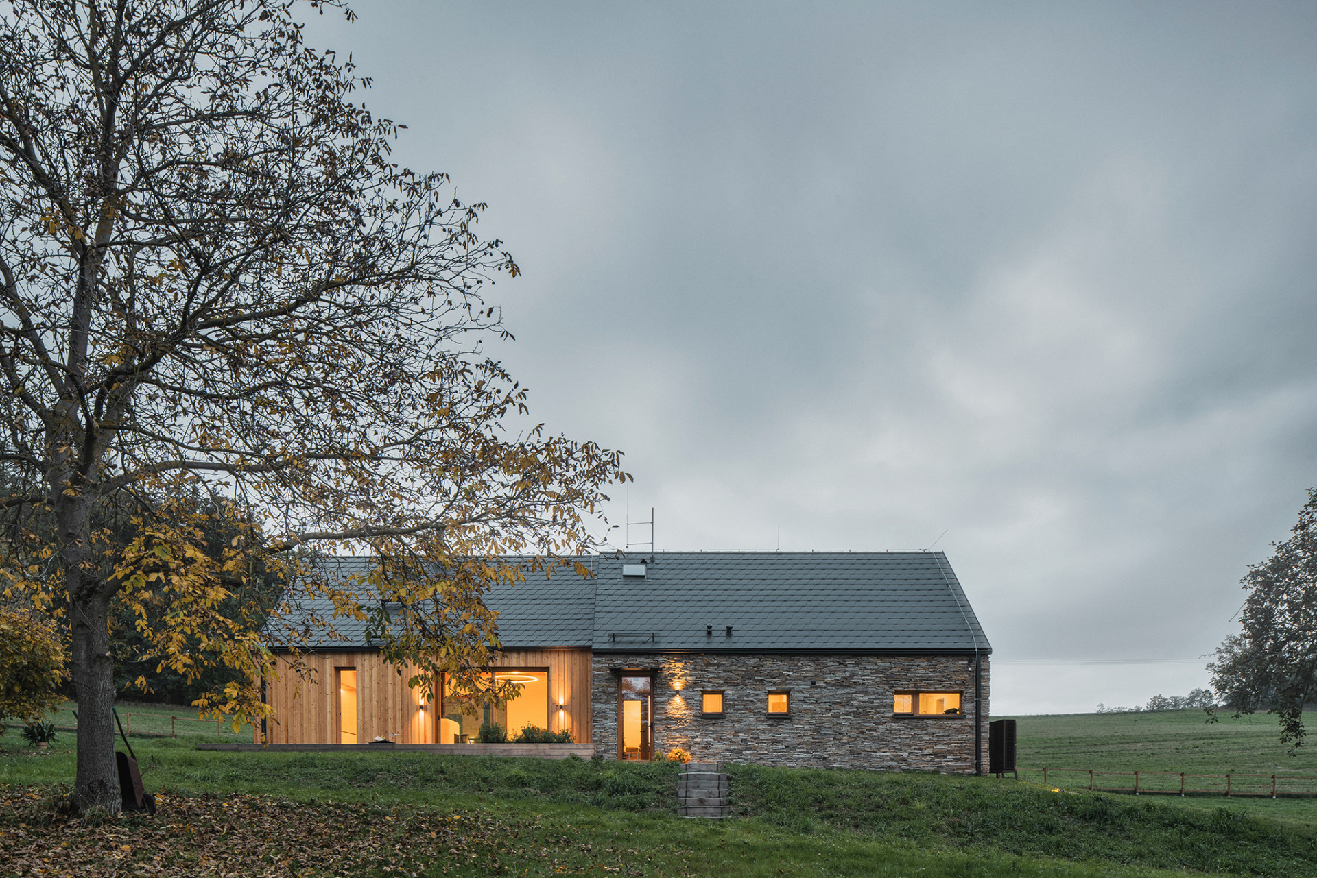 Lukáš Janout Architects jsou autory archetypálního rodinného domu v západních Čechách